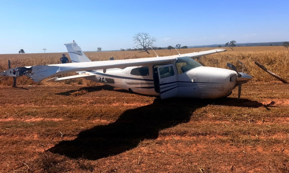 Avião clandestino vindo da Bolívia é interceptado pela FAB e abandonado em Mato Grosso do Sul