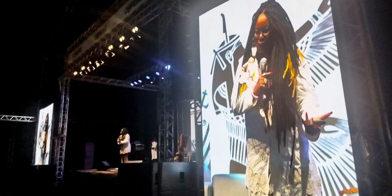 Carla Akotirene critica visão limitada do racismo no Brasil durante congresso