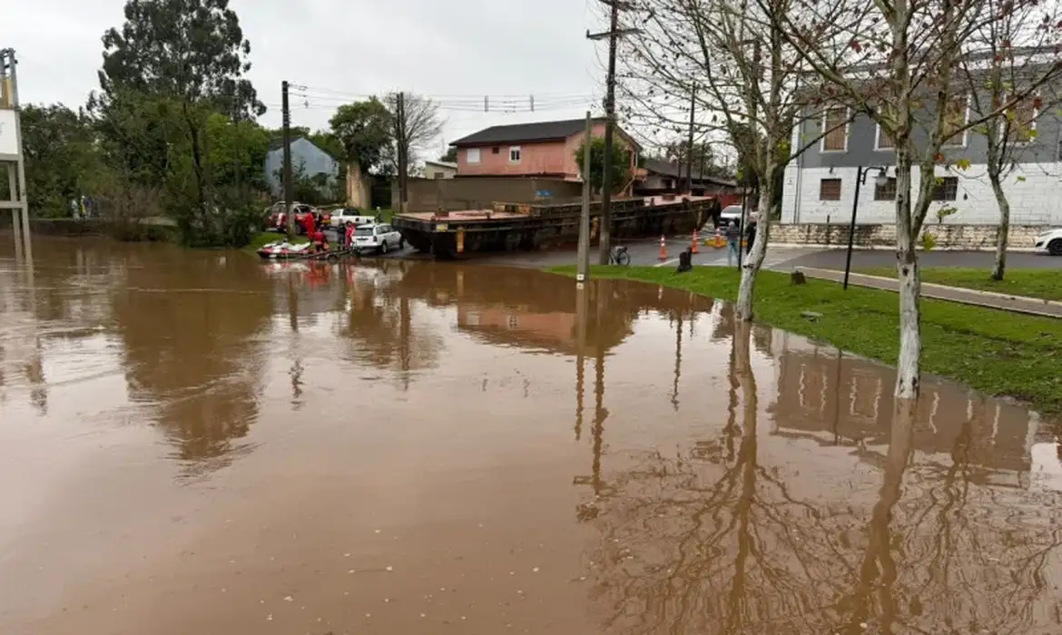 Defesa Civil federal decreta emergência em cidades gaúchas após temporais