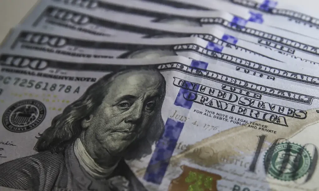 Dólar recua para R$ 5,10 após decisão sobre juros nos Estados Unidos