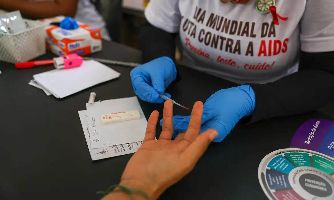 Estigma e desinformação sobre HIV ameaçam metas de saúde pública no Brasil