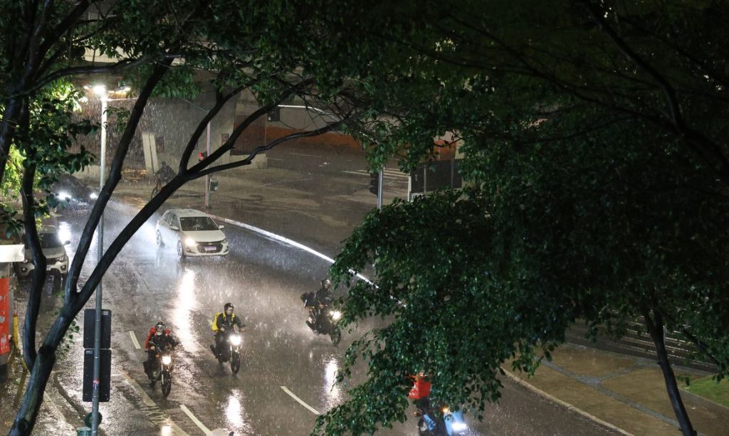 Frente fria traz risco de ventos de até 90 km/h e chuvas fortes para São Paulo