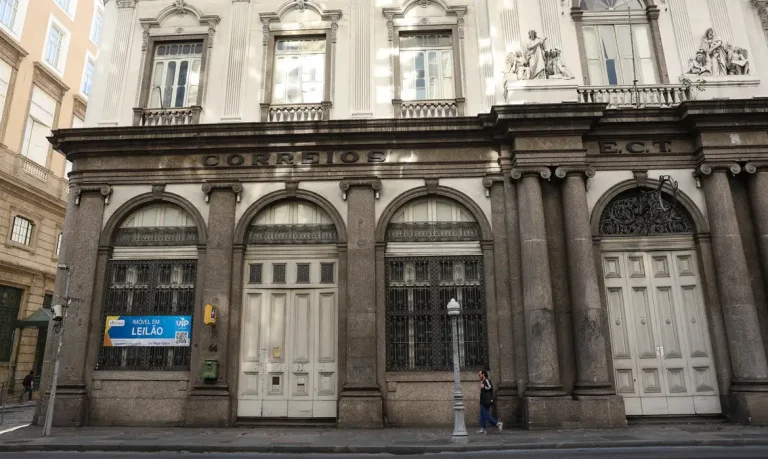 Leilão da antiga sede dos Correios no Rio de Janeiro abre disputa por imóvel histórico