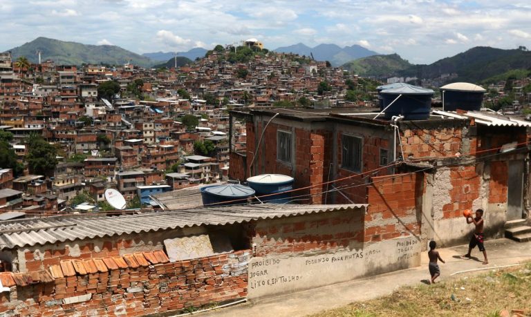 Mobilidade social no Brasil é travada por raça, gênero e origem familiar