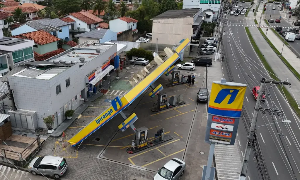 Polícia investiga mortes por eletrocussão após ventania intensa no Rio de Janeiro