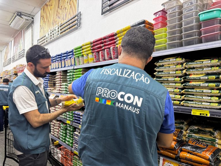 Procon Manaus retira mais de 650 itens irregulares de circulação em supermercados