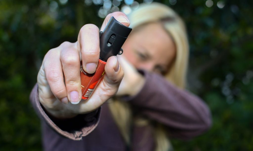 Spray de pimenta é autorizado para defesa pessoal feminina em todo o Brasil