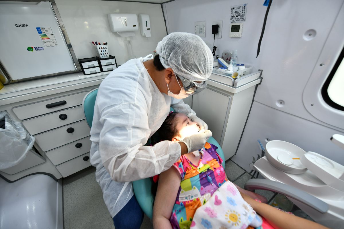 Unidade odontológica móvel amplia acesso à saúde para moradores de Manaus