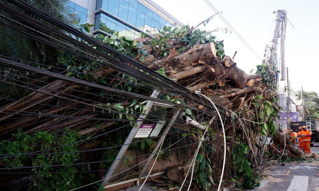 Vendaval no Rio de Janeiro deixa milhares sem energia e causa destruição