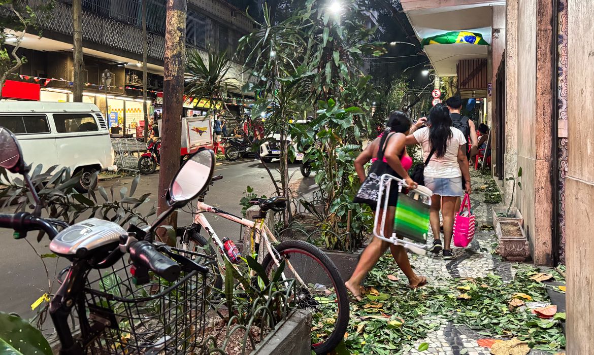 Ventania no Rio de Janeiro deixa dois mortos e causa caos na infraestrutura urbana