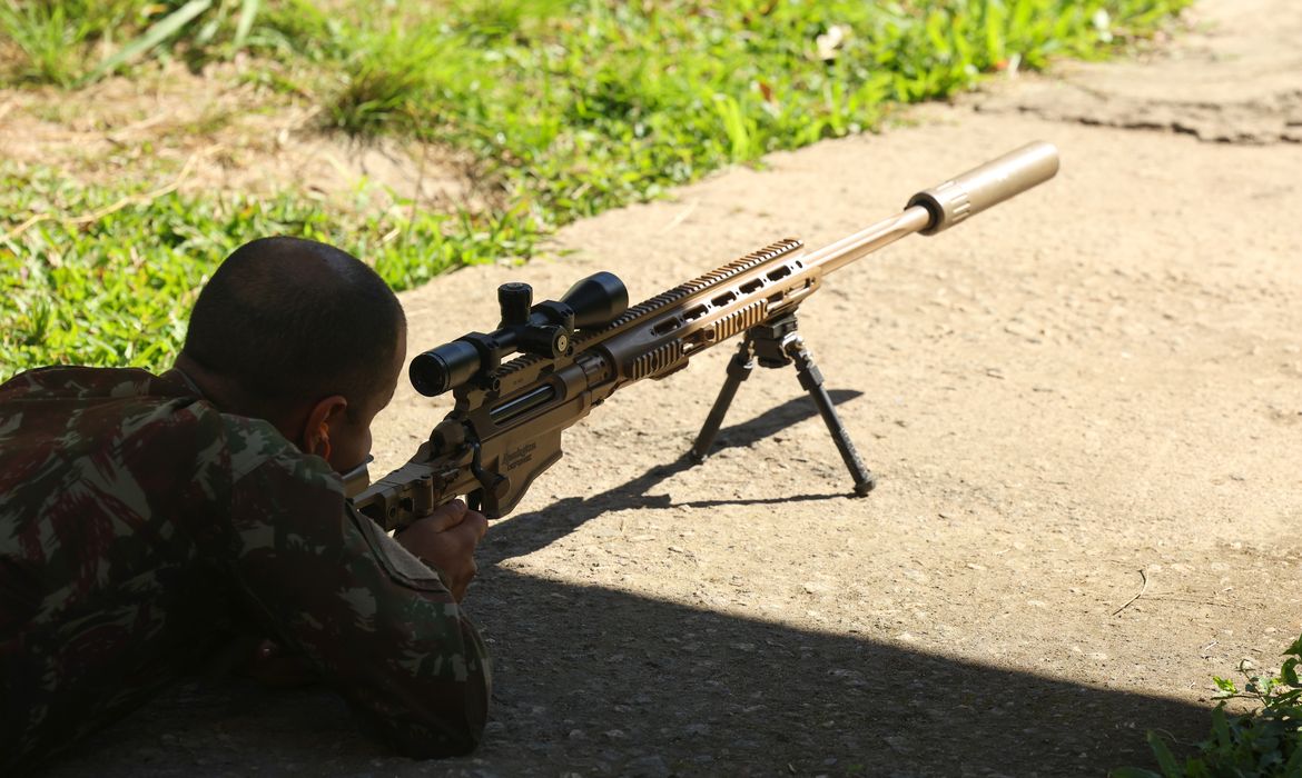 Violência armada no Brasil cresce em operações policiais segundo novo relatório