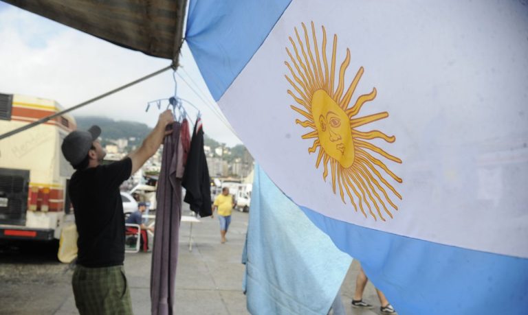 Vulnerabilidade social atinge quase metade da juventude na Argentina
