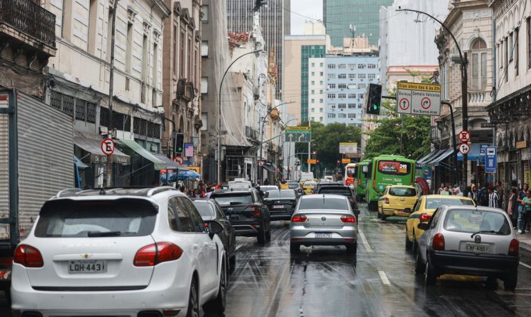 Adesivos eleitorais em veículos podem causar cancelamento de apólices de seguro