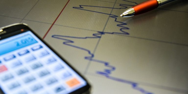 Analistas do mercado financeiro cortam estimativa de alta do PIB para 2026
