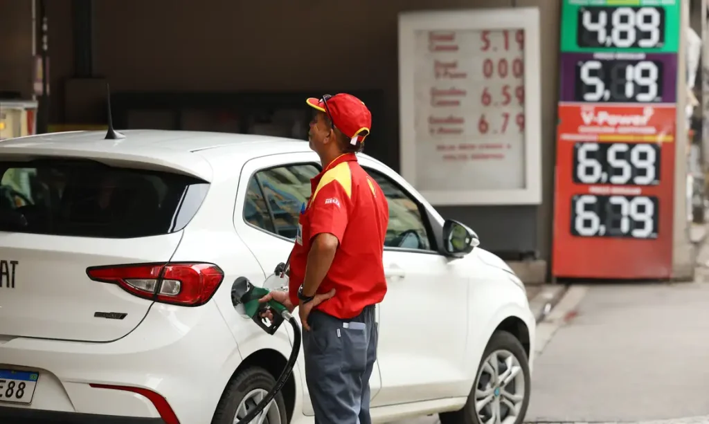 Aumento de etanol na gasolina gera impasse sobre segurança dos motores