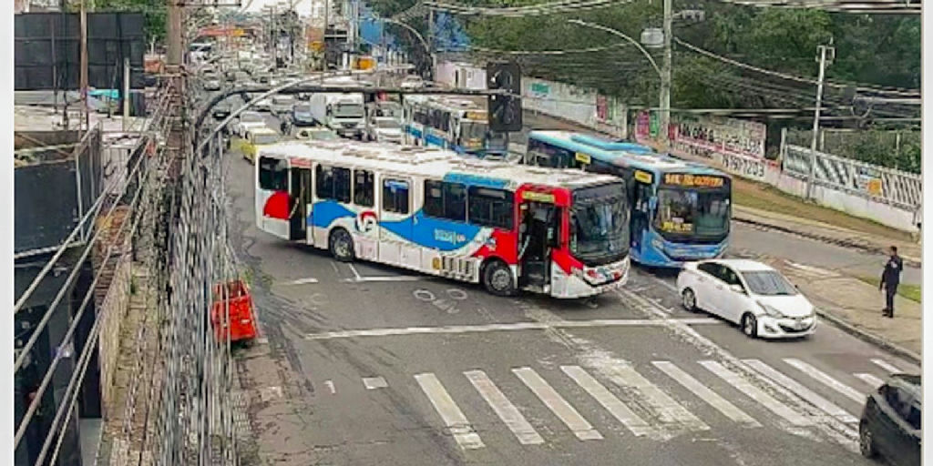 Barricadas com ônibus paralisam trânsito no Rio após operação policial