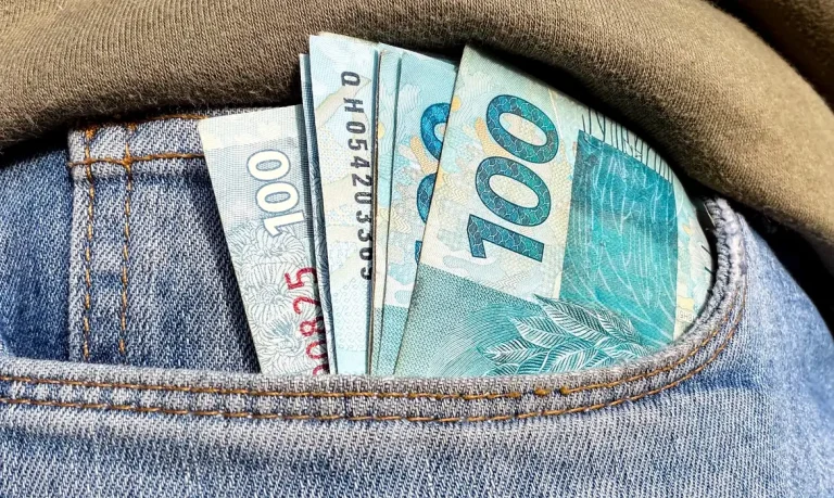 Caixa paga Bolsa Família nesta sexta-feira para quem tem NIS final 4