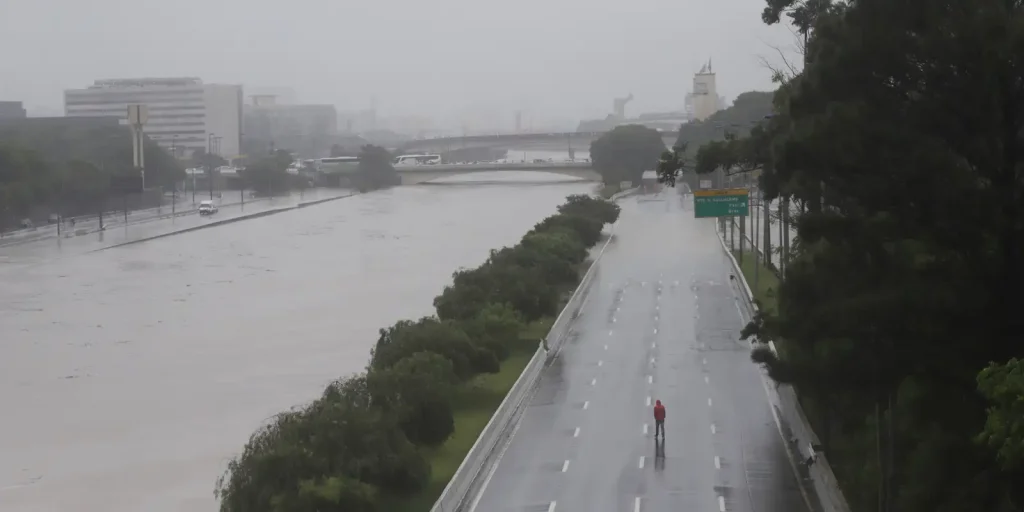 Chuvas e tempestades atingem regiões brasileiras em meio a alerta de baixa umidade