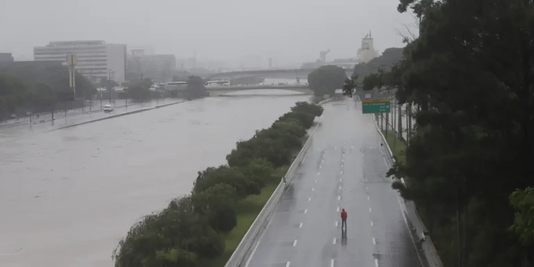 Chuvas e tempestades atingem regiões brasileiras em meio a alerta de baixa umidade