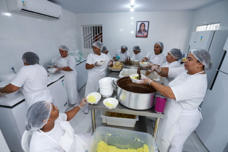 Cozinha da Gente garante refeições diárias para garis em Manaus