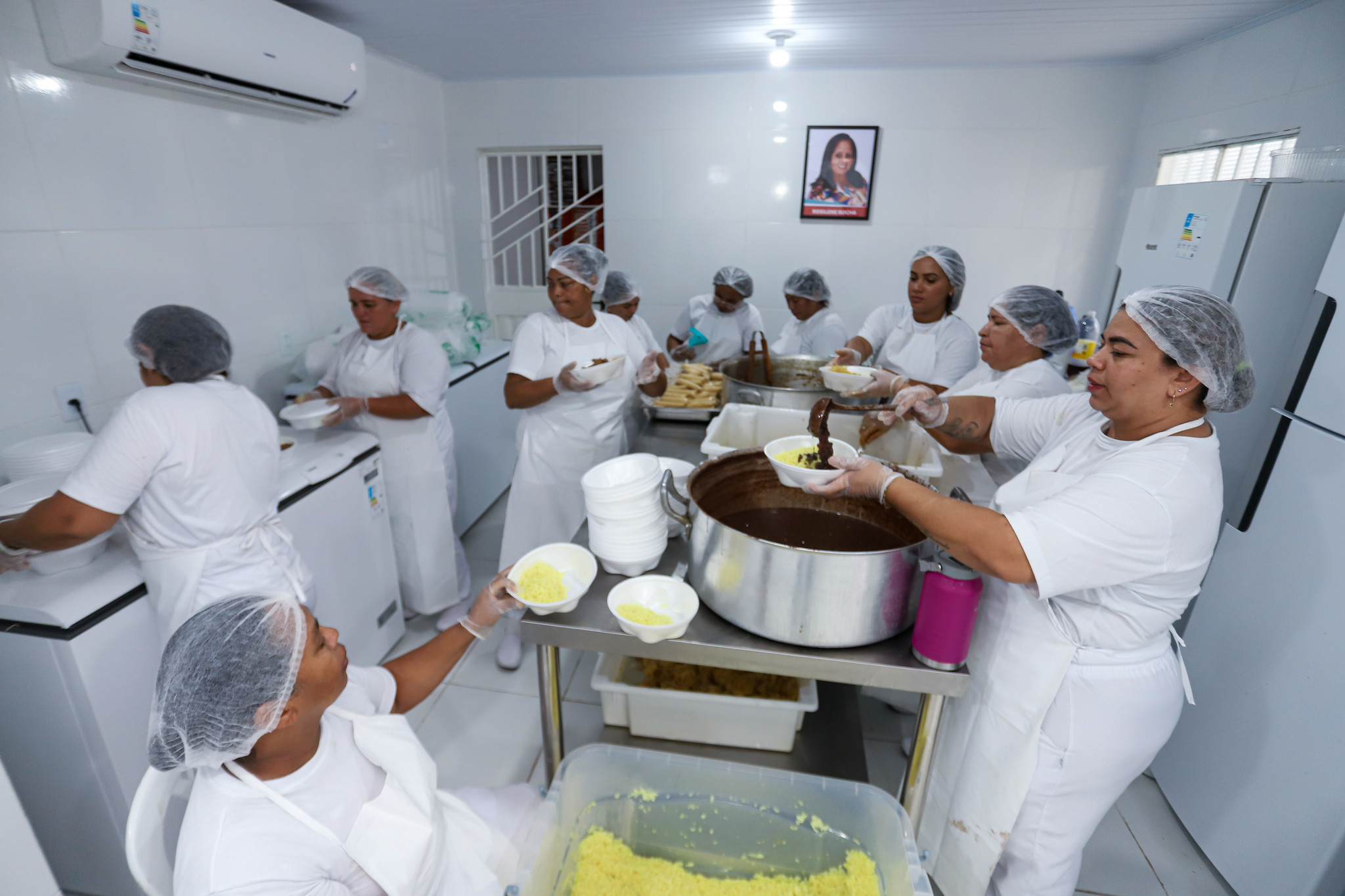 Cozinha da Gente garante refeições diárias para garis em Manaus