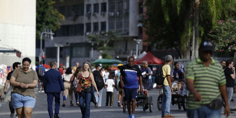 Crescimento populacional do Brasil desacelera e atinge 0,37% em 2026