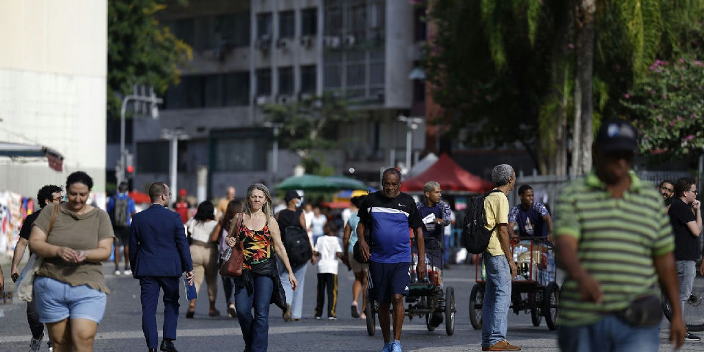 Crescimento populacional do Brasil desacelera e atinge 0,37% em 2026