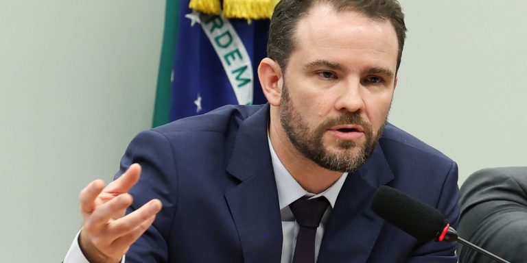 Dario Durigan nega inércia do governo federal diante da crise no BRB