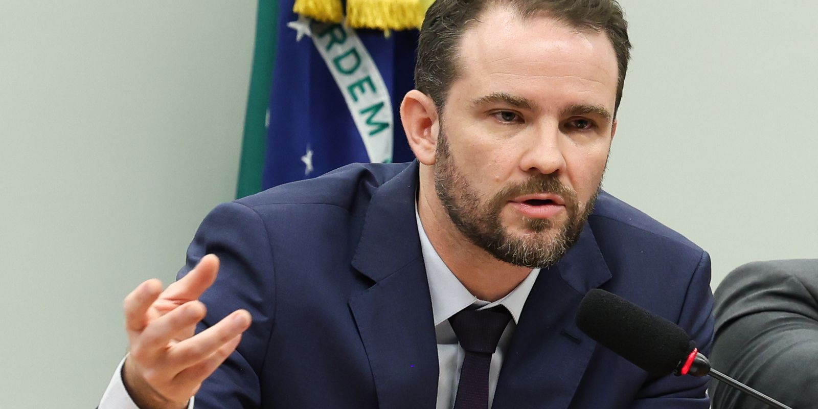 Dario Durigan nega inércia do governo federal diante da crise no BRB