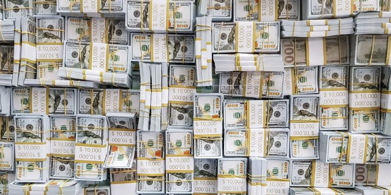 Dólar recua para R$ 5,14 e Ibovespa registra alta em sessão de alívio global