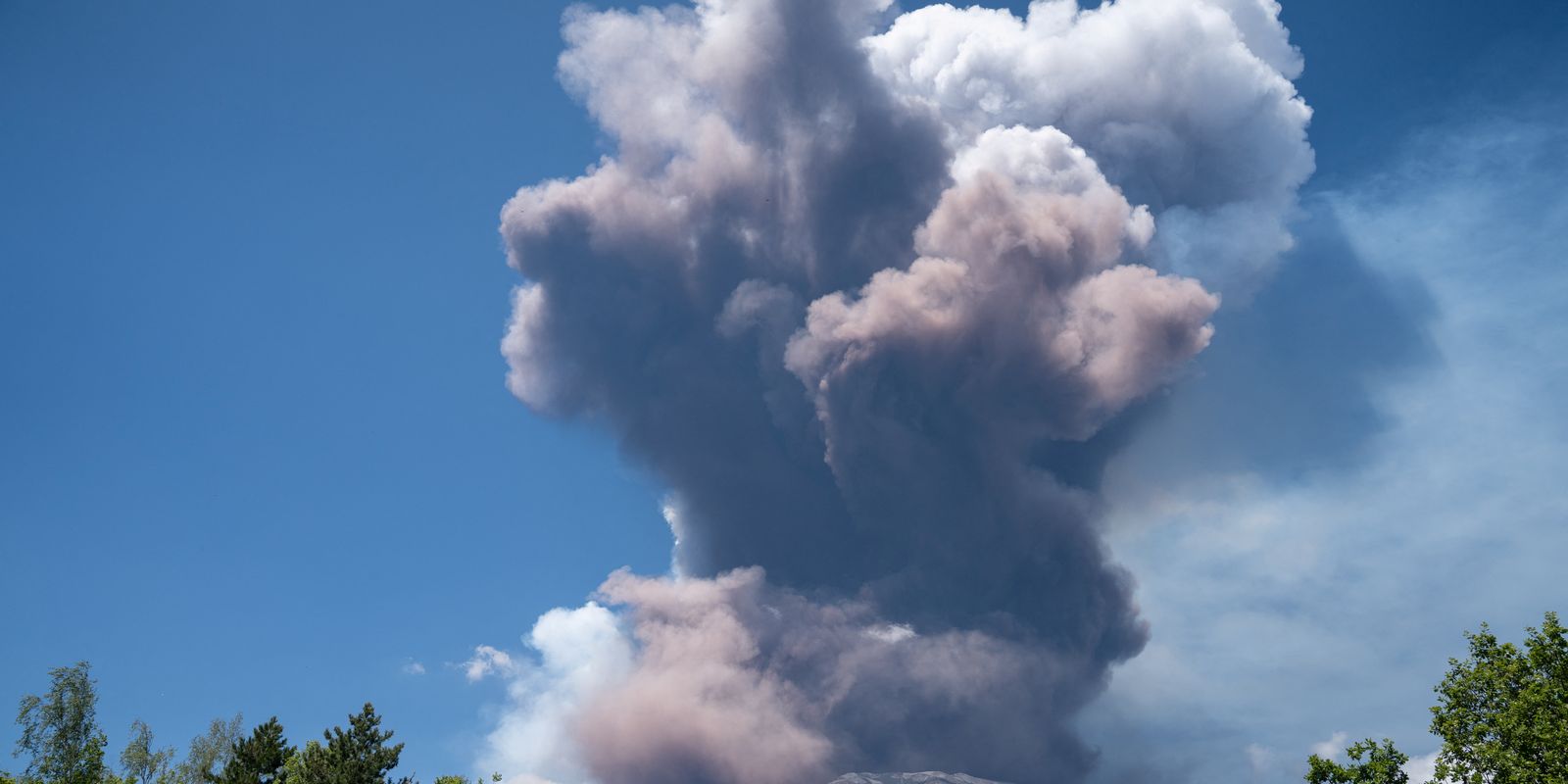Erupção do Etna mantém aeroporto de Catânia fechado e causa caos na Sicília