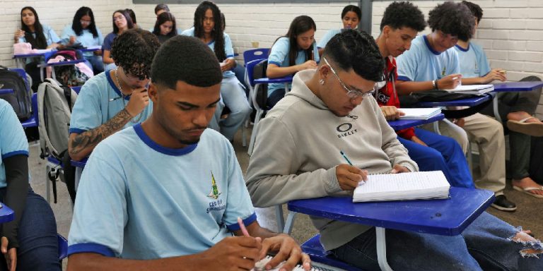 Estudantes nascidos em setembro e outubro recebem R$ 200 do Pé-de-meia nesta sexta-feira