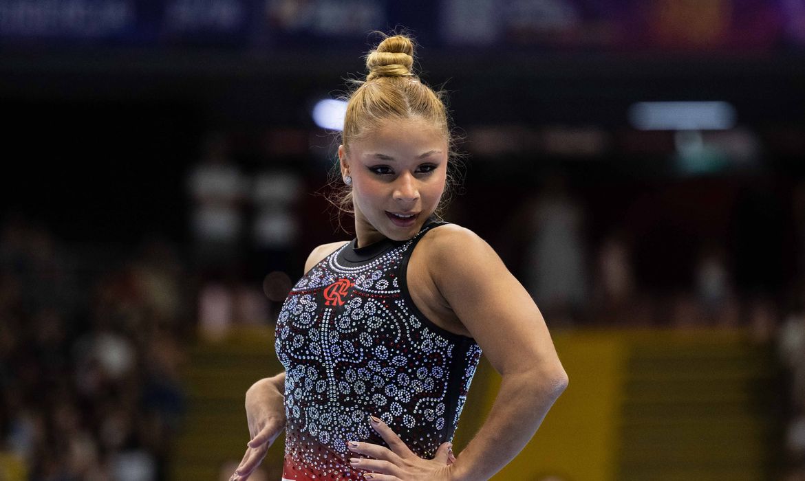 Flávia Saraiva domina Campeonato Brasileiro com ouros na trave e no solo