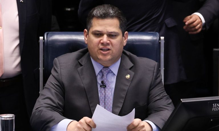 Governo pressiona Alcolumbre pela instalação de comissão sobre taxa das blusinhas