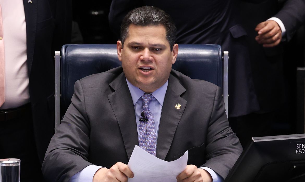 Governo pressiona Alcolumbre pela instalação de comissão sobre taxa das blusinhas
