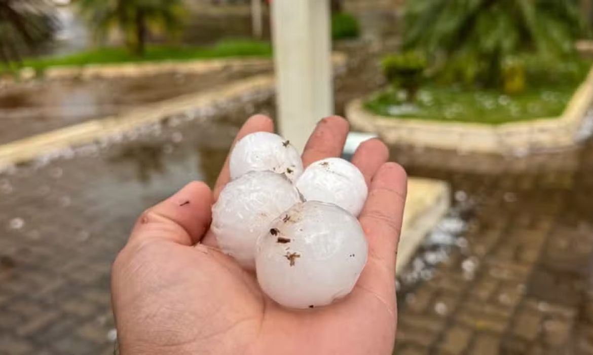 Granizo e chuvas intensas colocam estados do Sul em alerta meteorológico
