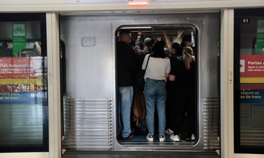Greve da CPTM altera rotina de passageiros e causa caos no trânsito de São Paulo