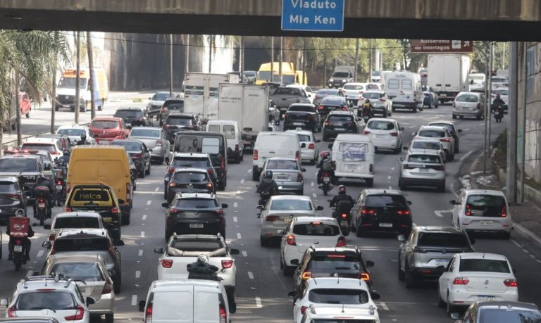 Greve de trens em São Paulo provoca caos no trânsito e afeta um milhão de pessoas