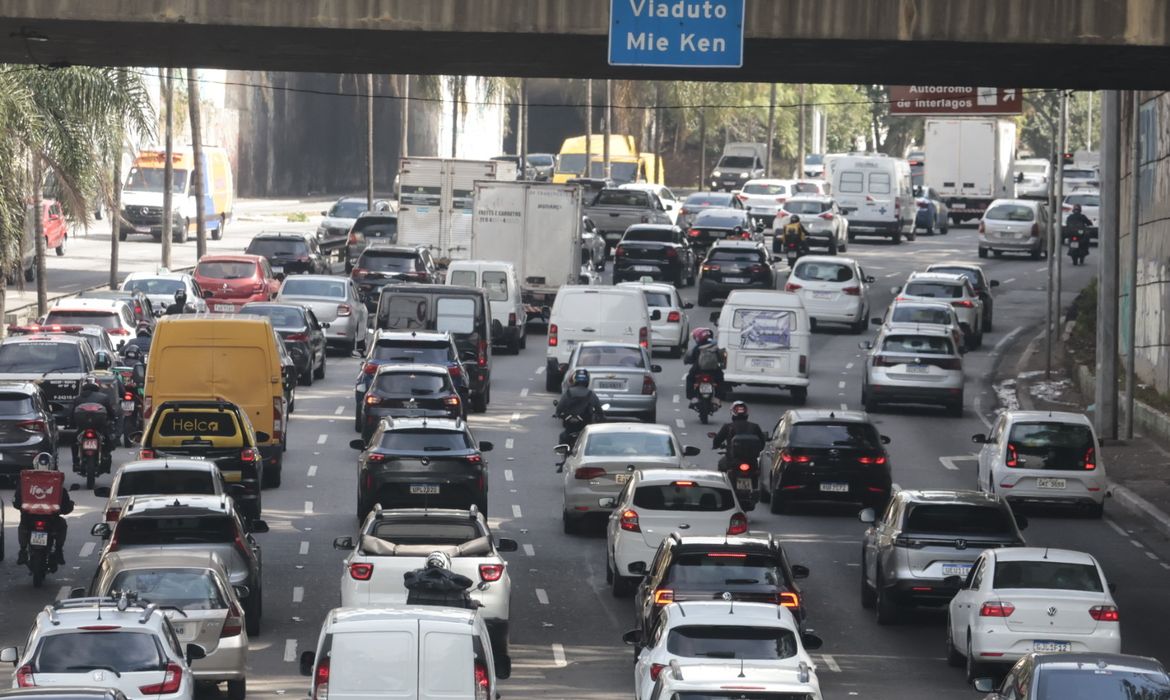 Greve de trens em São Paulo provoca caos no trânsito e afeta um milhão de pessoas