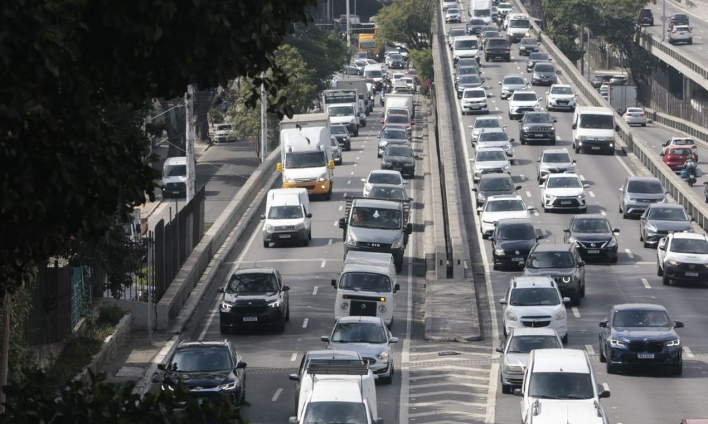 Greve na CPTM trava trânsito de São Paulo com 750 quilômetros de lentidão