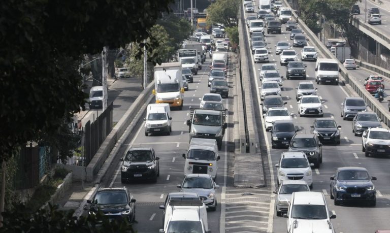 Greve na CPTM trava trânsito de São Paulo com 750 quilômetros de lentidão