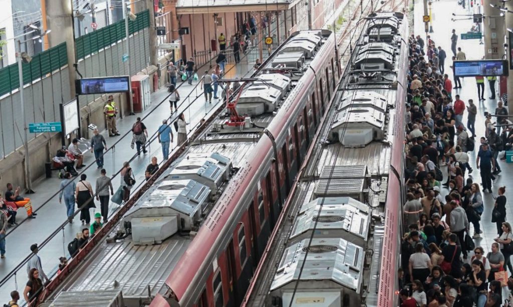 Greve paralisa linhas da CPTM e desafia plano de privatização em São Paulo