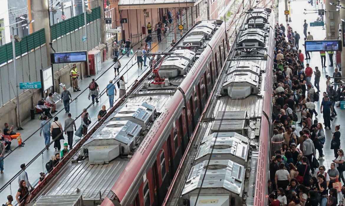 Greve paralisa linhas da CPTM e desafia plano de privatização em São Paulo