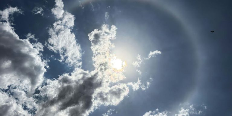 Halo solar surge no céu de Brasília e especialistas esclarecem o fenômeno