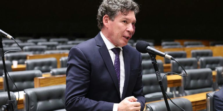 Hugo Motta nomeia Reginaldo Lopes para presidir comissão da MP da Taxa das Blusinhas