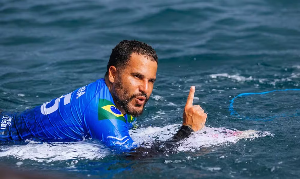 Ítalo Ferreira brilha em Teahupo’o e garante vaga nas semifinais da WSL