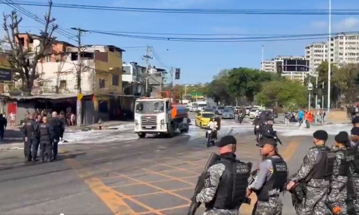 Manifestações bloqueiam vias no Rio após operação policial na zona norte