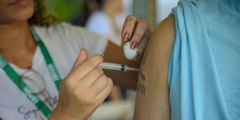 Multivacinação mobiliza país neste sábado com foco na atualização de cadernetas