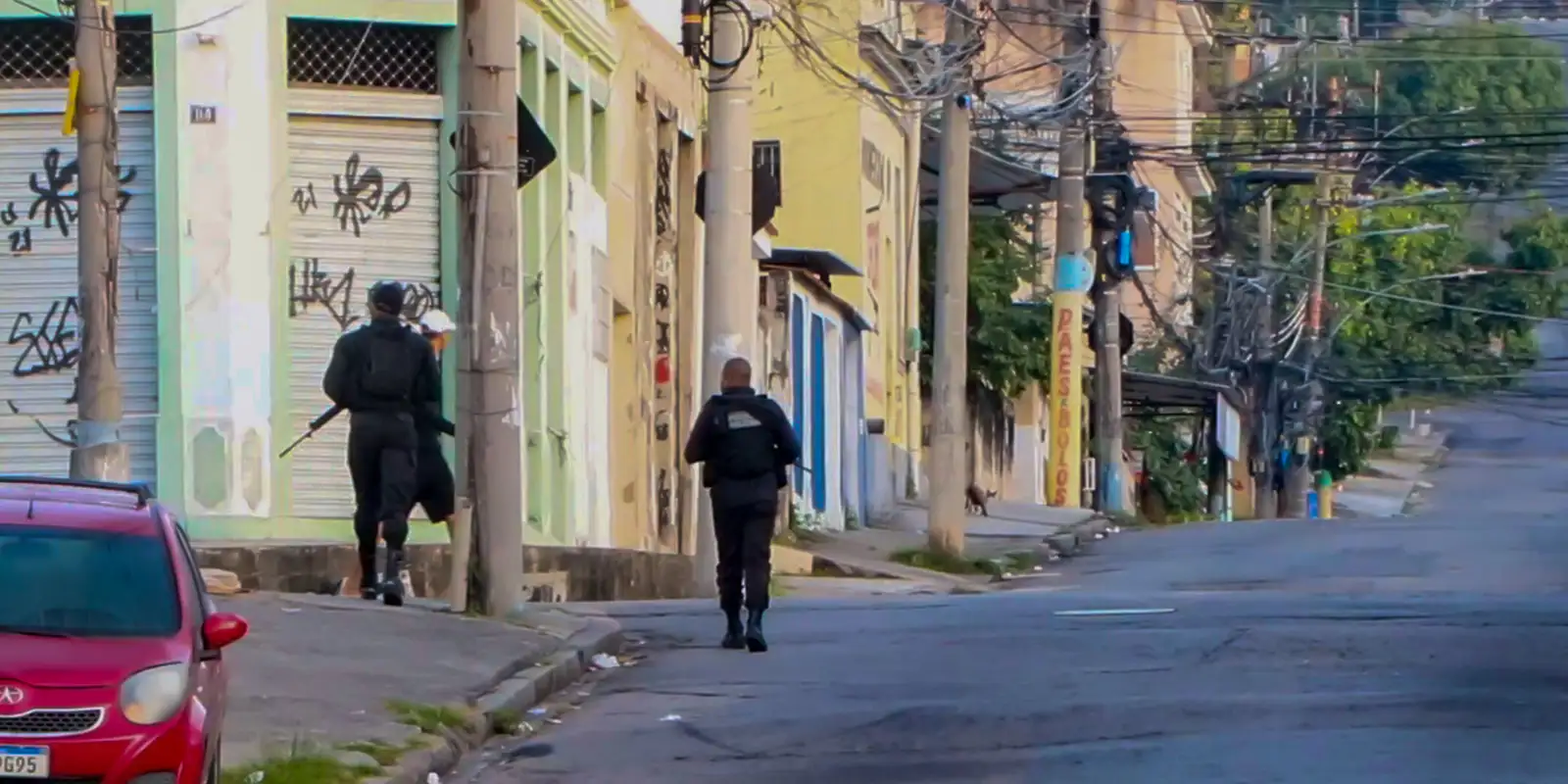 Operação policial contra o Comando Vermelho termina com treze presos e quatro mortos no Rio