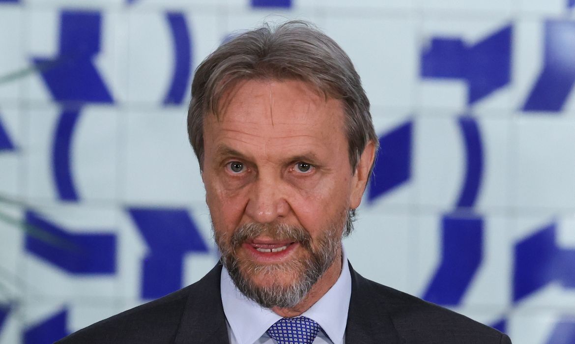 Pedro Uczai segue internado após sofrer AVC isquêmico em Brasília